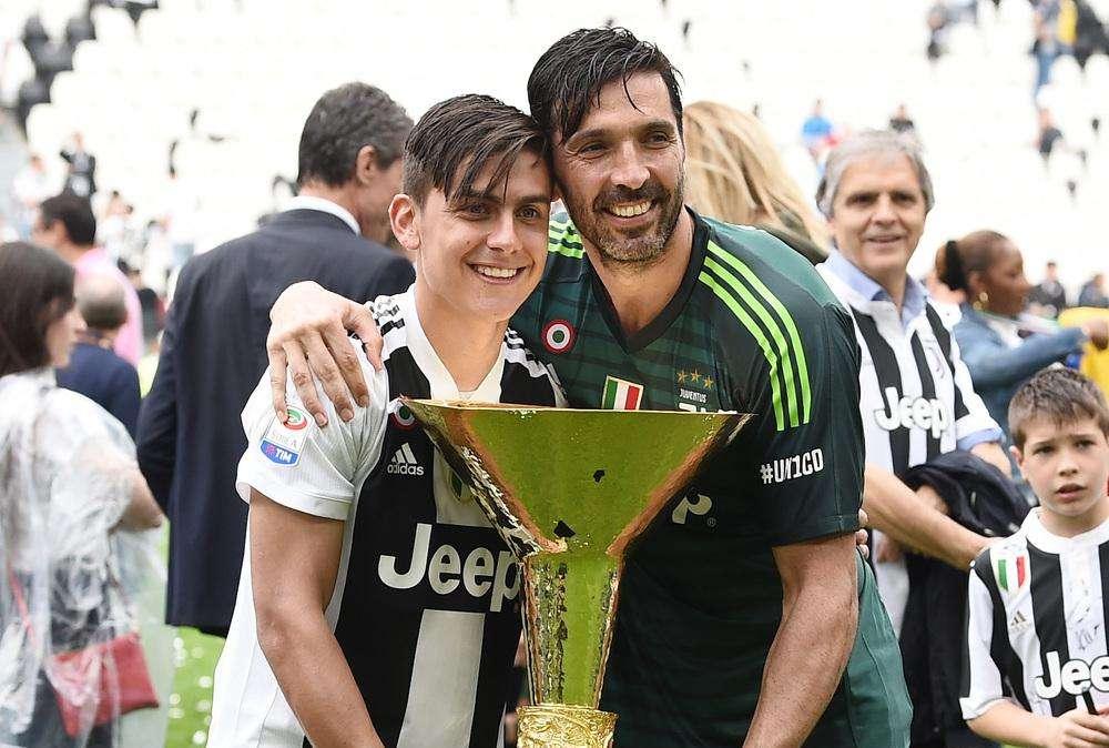 Buffon si ritira, l'omaggio di Dybala: "Mi hai aiutato a crescere e abbiamo vinto insieme, una persona bella dentro e fuori"