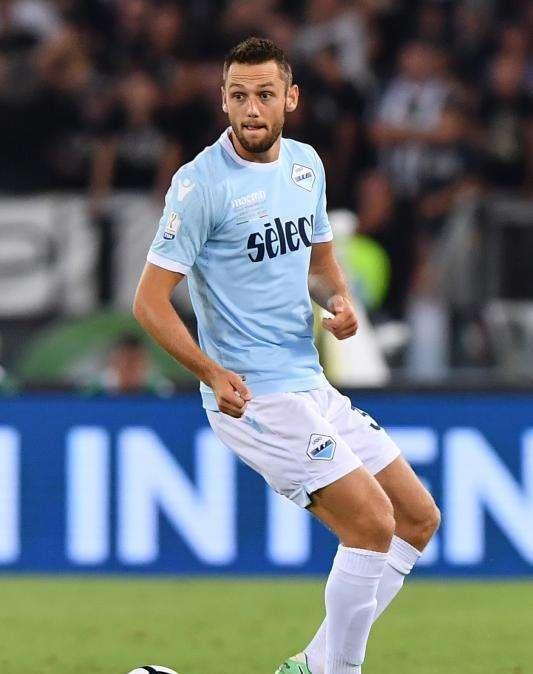Juve, De Vrij può essere l'obiettivo giusto per la difesa: la Lazio studia una clausola rescissoria da 25 milioni 