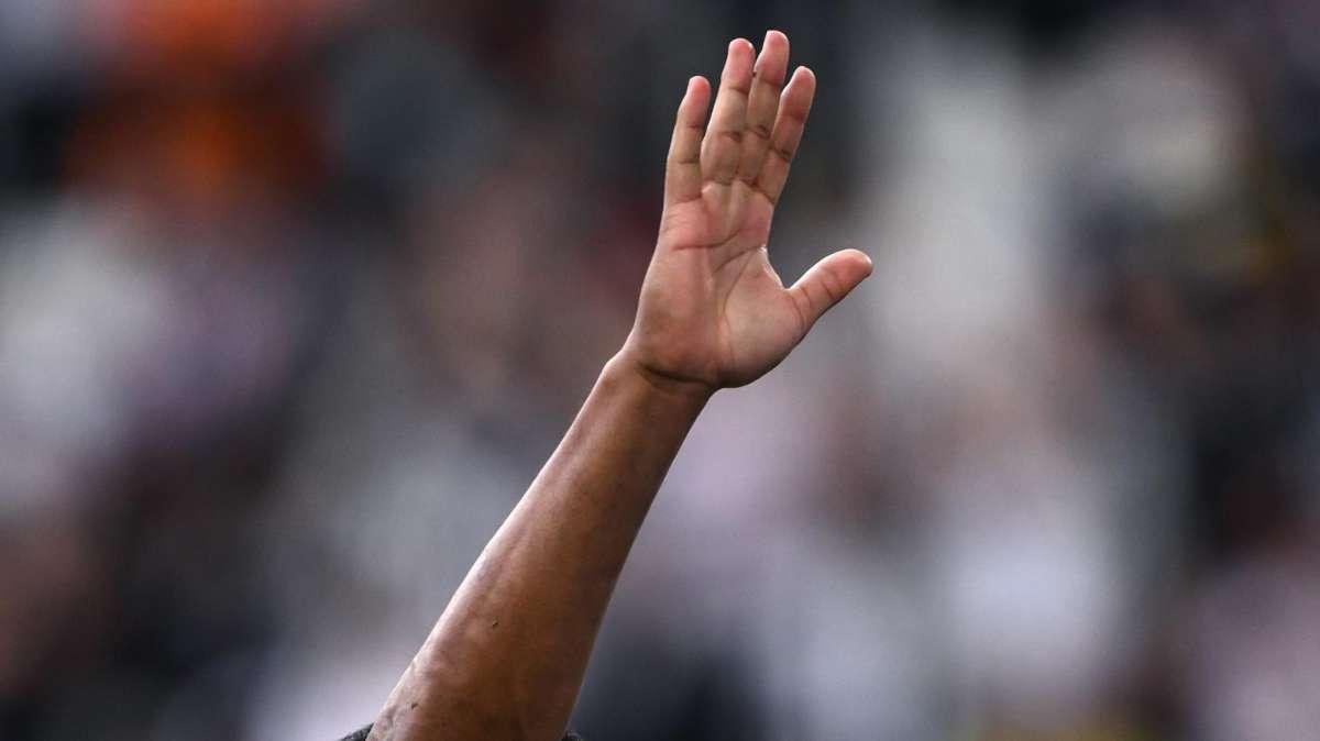 LIVE TJ - La curva chiama Alex Sandro per salutarlo. Il brasiliano va sotto la sud