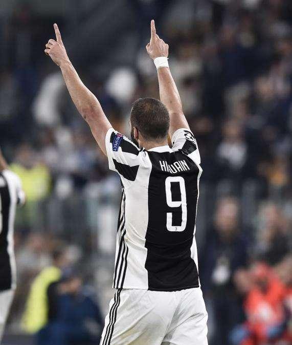 Le vignette di Manente - Higuain entra e...
