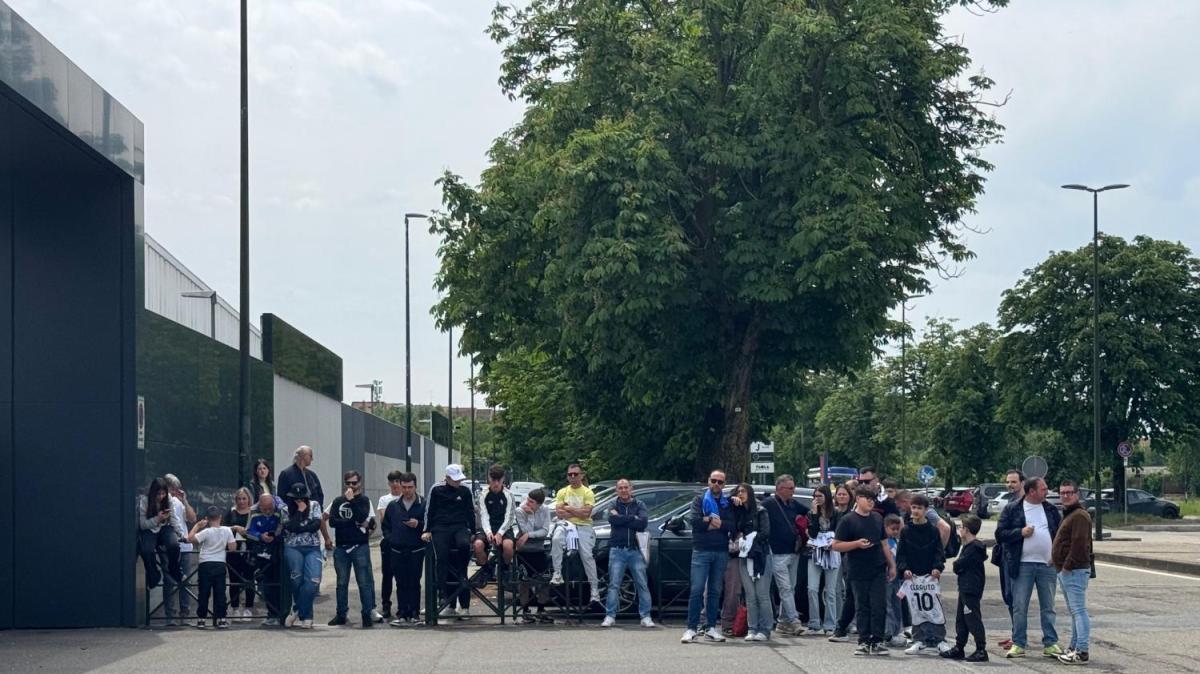 Bagno di folla per Spalletti fuori dalla Continassa: i tifosi sono dalla parte dell’allenatore 