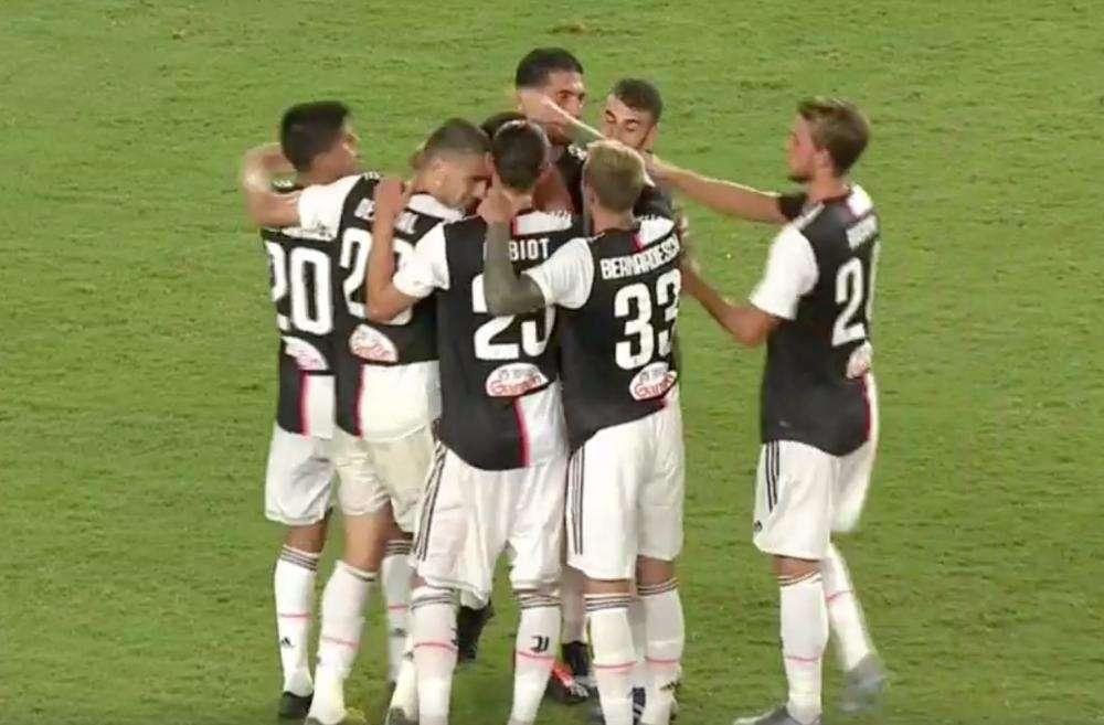 Shanghai impazzisce per il nuovo Away Kit. PJANIC: "Maglia molto bella". EMRE CAN: "Juve forte e con tanta voglia di vincere" (VIDEO)
