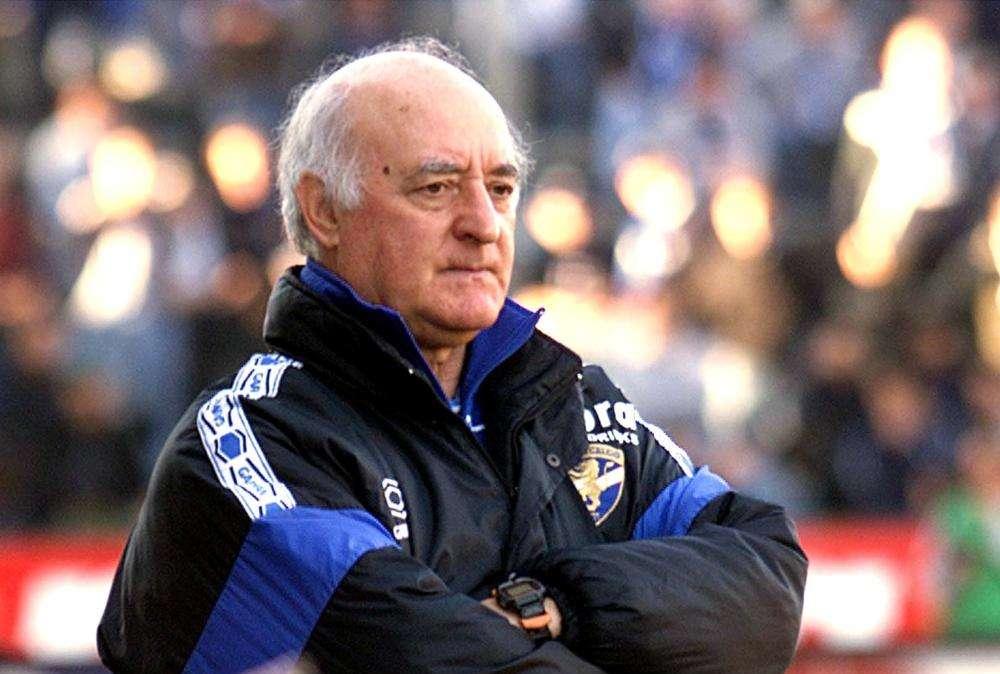 Bandiere, striscione e cori per l'ultimo saluto a Carlo Mazzone