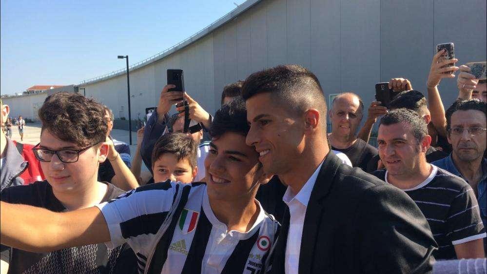 Cancelo, like all'arrivo di Nainggolan all'Inter. E il web si scatena