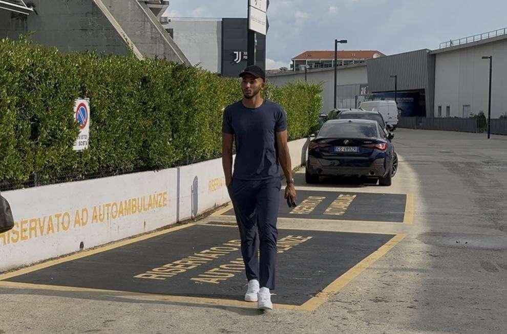 LIVE TJ - Kelly è rientrato a Torino: il difensore al JMedical per dei controlli