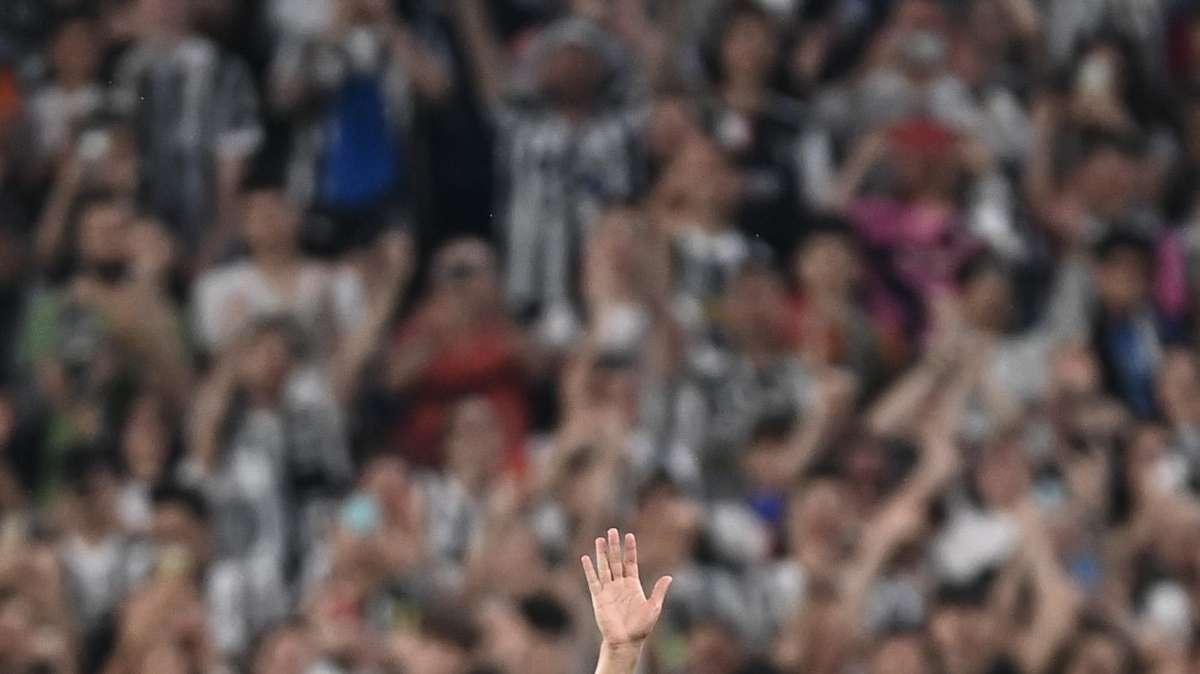 LIVE TJ - L'abbraccio dei compagni e dello Stadium a Paulo Dybala (FOTO)