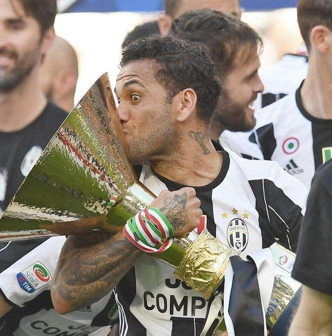 L'ex Juventus Dani Alves riesuma foto con Ibrahimovic 