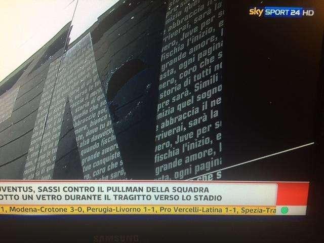 LIVE TORINO - Pullman Juve assaltato dai tifosi granata all'arrivo all'Olimpico: sfondato un vetro!