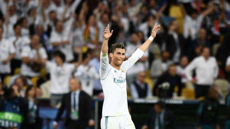 30 milioni a Ronaldo, operaio FCA Pomigliano attacca: "A lui 57 euro al minuto, a me meno di 7 centesimi, non è giusto". Cruciani replica: "Se CR7 fosse al Napoli faresti le bandiere"