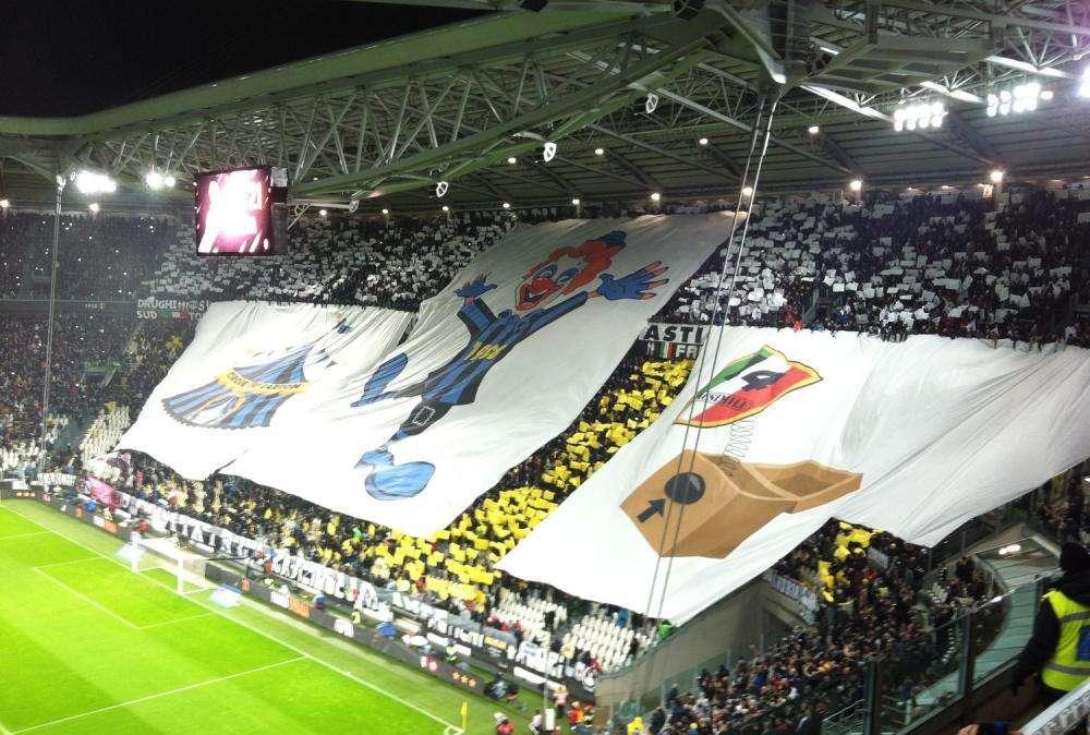 STADIUM VUOTO? I TIFOSI CHIEDONO I CORI DAGLI AUTOPARLANTI PER INCITARE LA SQUADRA