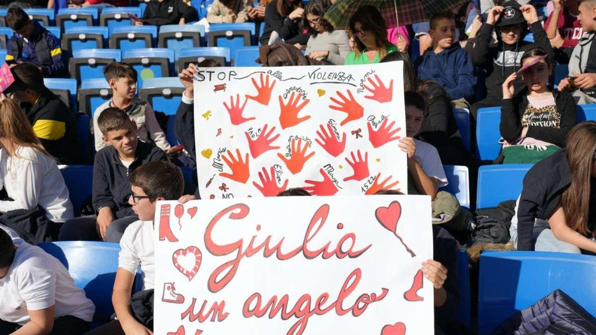 Applausi per Giulia, il calcio dice no alla violenza sulle donne