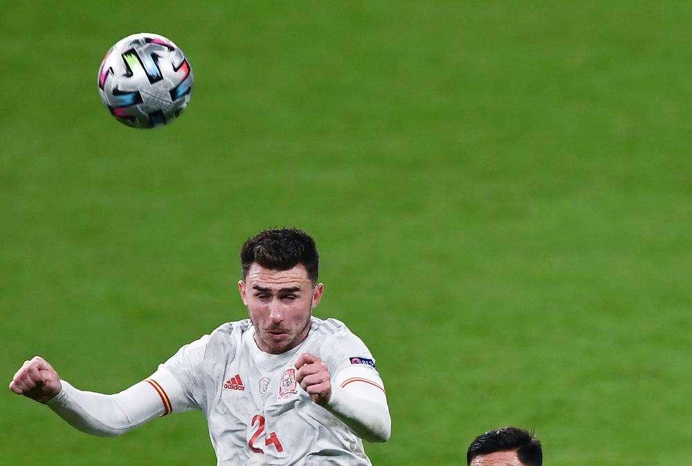 La Stampa - Juve, in difesa non tramontano le piste Gabriel e Laporte