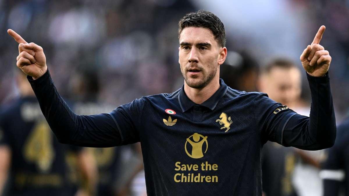 Juve, per confermare Kolo Muani si pensa ad offrire al PSG uno tra Vlahovic e Douglas Luiz 