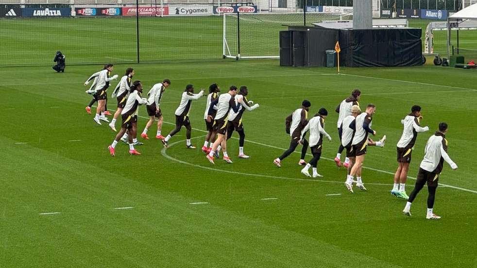 LIVE TJ - Allenamento terminato. Locatelli e Milik parzialmente in gruppo. Riscaldamento con i compagni per Bremer