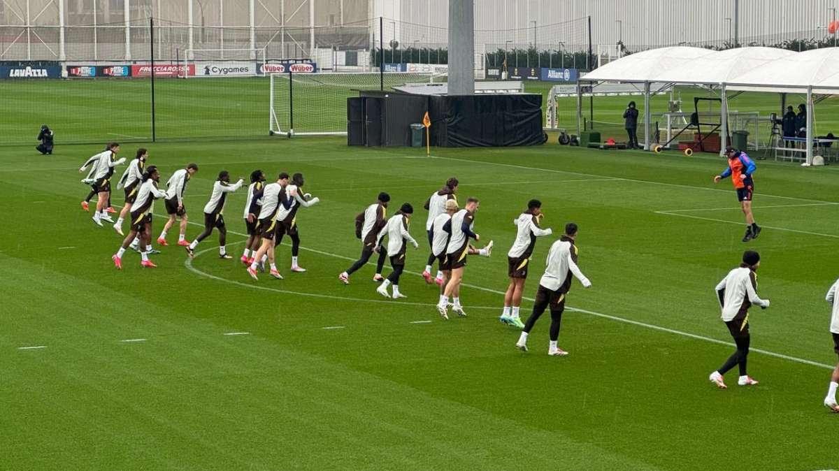 LIVE TJ - Juventus in viaggio verso Miami. Gatti ha lavorato a parte per un attacco febbrile. Ballottaggio McKennie-Costa 