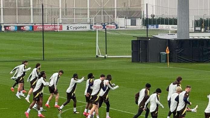 LIVE TJ - Allenamento terminato. Locatelli recuperato. Milik parzialmente in gruppo. Personalizzato per Bremer. Domani alle 18:45 (ora locale) la conferenza di Tudor 