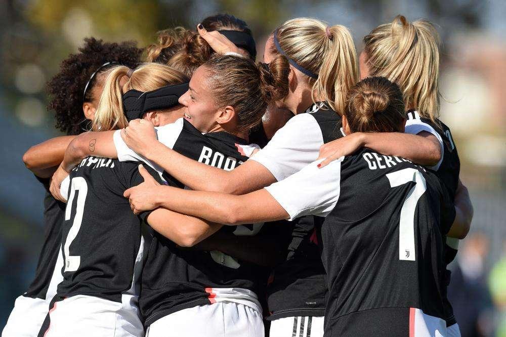 FOTO - La Juventus Women si allena sotto il sole di Torino