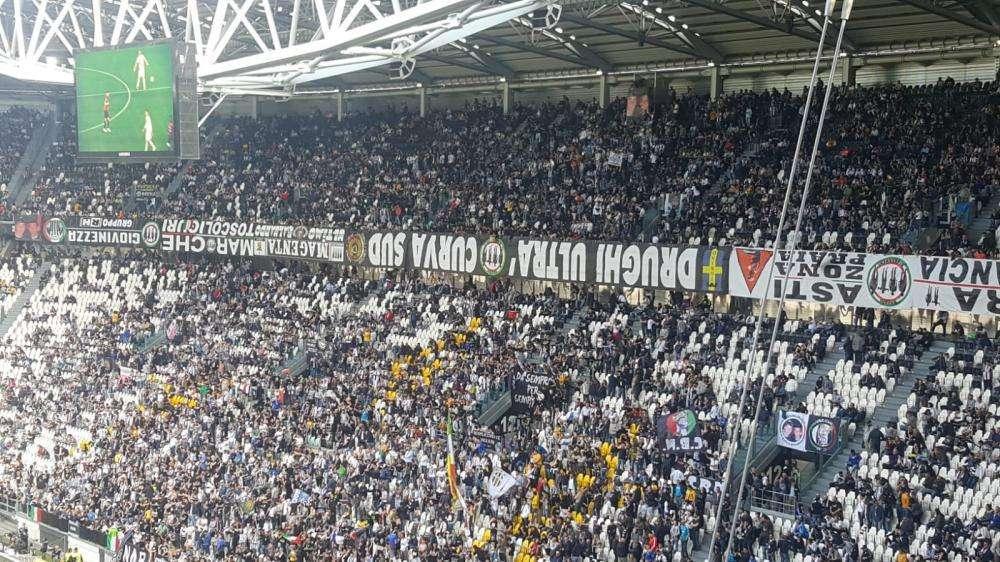 LIVE TJ - Striscioni capovolti in Curva Sud