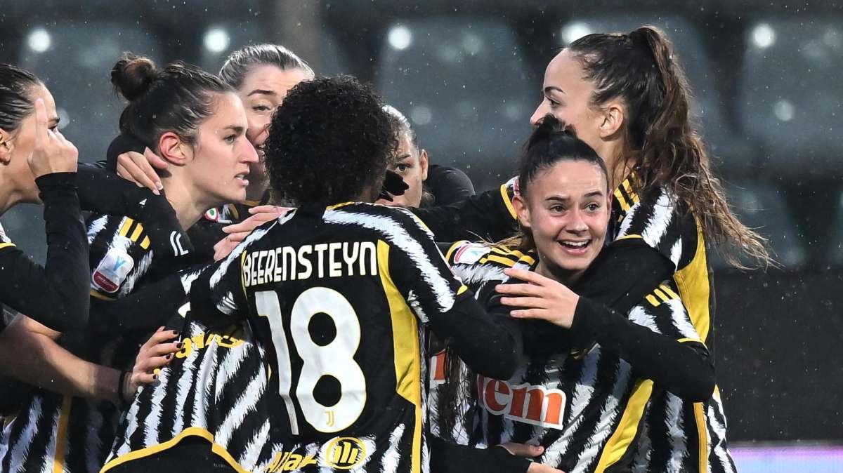 La Juventus Women esulta per la vittoria in Supercoppa 