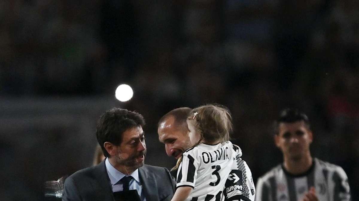 LIVE TJ - Chiellini saluta lo Stadium: il "pasillo" d'onore, il premio di Agnelli, la foto con Barzagli e Bonucci e le immagini sul maxi schermo (FOTO)