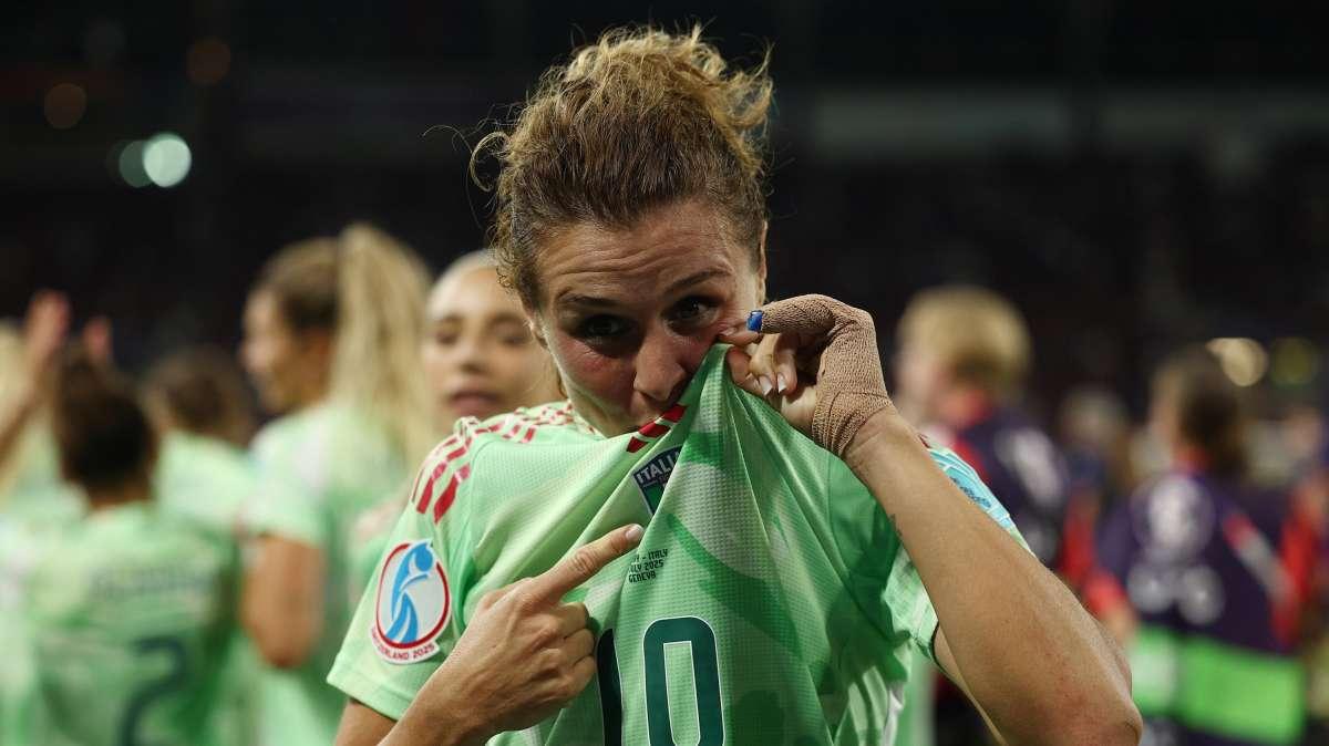 Girelli: "Il calcio femminile è un fuoco che va alimentato con pazienza e costanza. Vorrei chiudere con la Nazionale con una medaglia e con la Juve con un trofeo internazionale"