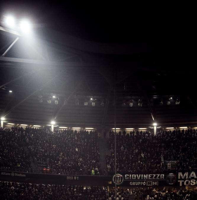 Tifoso bianconero cade dopo il gol annullato a Dybala allo Stade de Suisse e finisce in ospedale