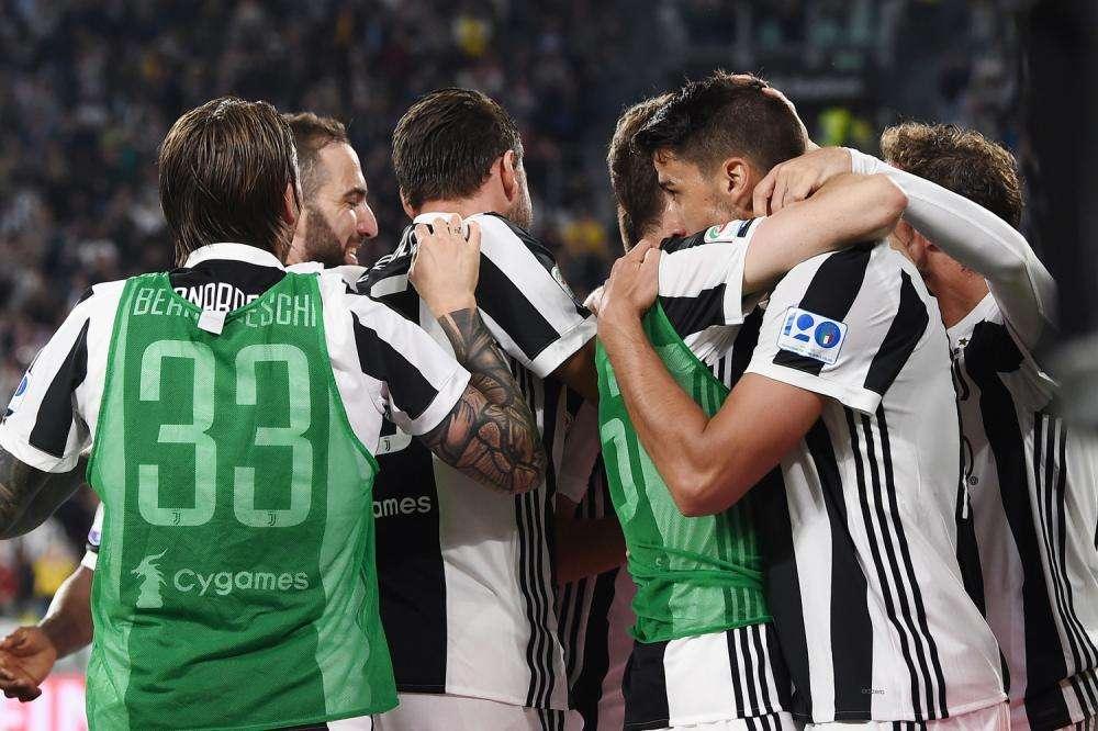 Juve-Bologna 3-1, le pagelle. Dove c'è Douglas Costa c'è vita. Buffon disfa e poi salva