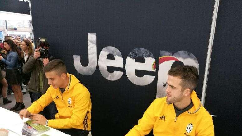 LIVE BOLOGNA - Dybala e Pjanic arrivano al Motor Show e scoppia il finimondo (FOTO)