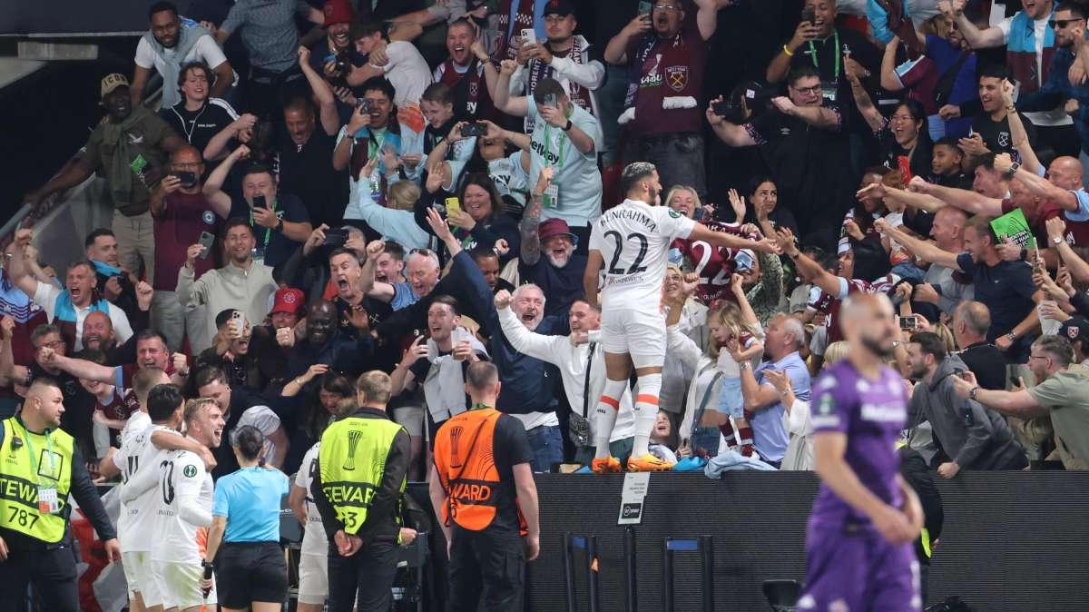 Biraghi colpito da oggetti. Le scuse del West Ham: "Queste azioni non hanno posto nel calcio"