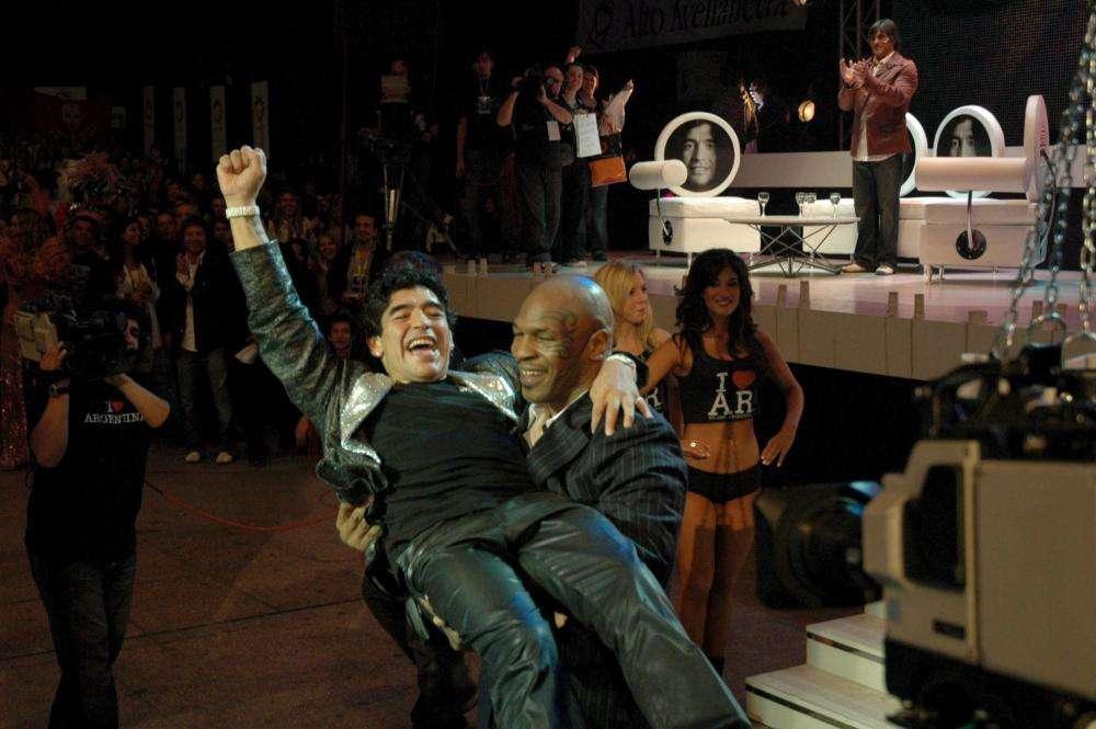 Maradona, Tyson: "Se ne va uno dei miei eroi"