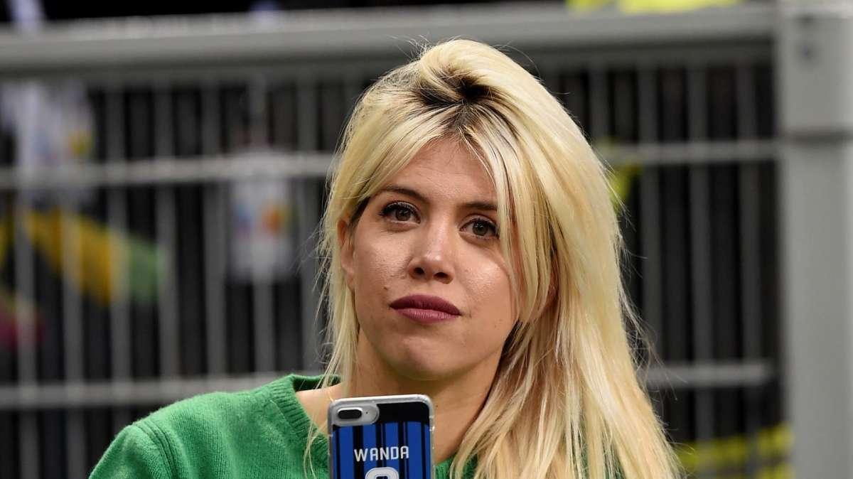 Wanda Nara manda in tilt i social: foto con la giacca della Juventus, indizio di mercato?