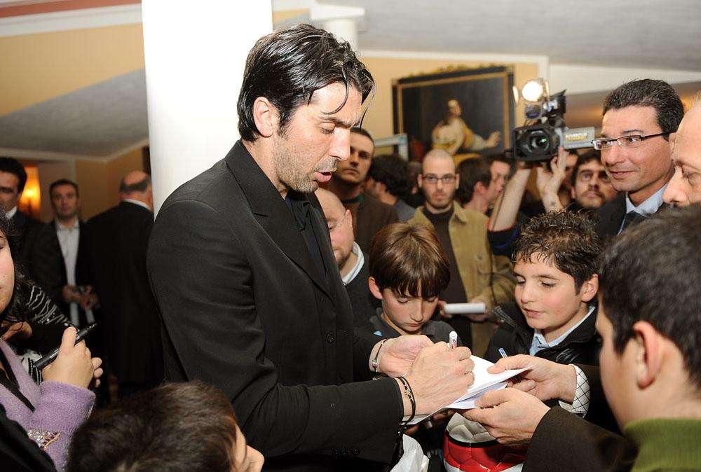 BUFFON A SKY: "Ho buone sensazioni. Noi e i tifosi abbiamo la stessa voglia di vincere. Scudetto 2006? Ha perso sapore e colore, è sbiadito". Sorpresa Lippi.... 