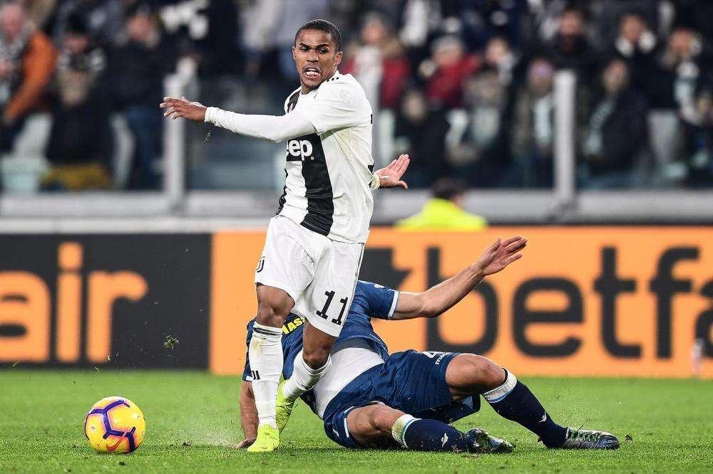 La Juventus non vorrebbe cedere Douglas Costa, ma...