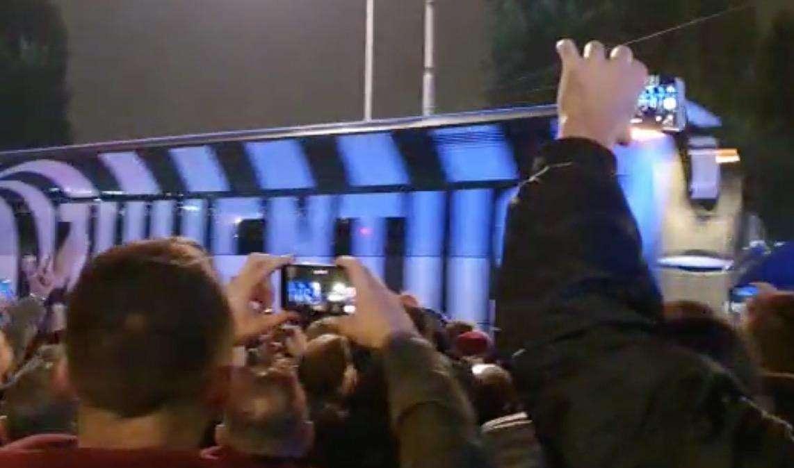 LIVE TJ - L'arrivo del pullman della Juventus tra gli insulti dei tifosi granata (VIDEO)