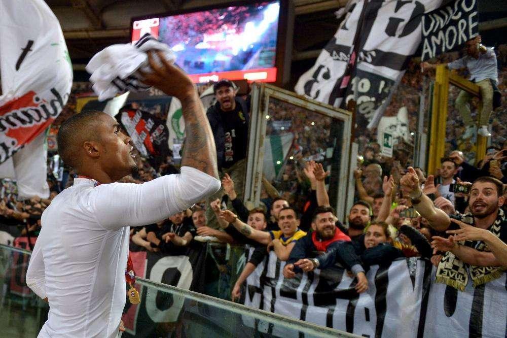 Douglas Costa, la Juve studia il rinnovo: resta l'"insidia" United 