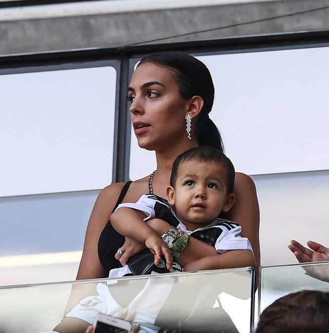 Georgina si unisce alla festa: "Orgogliosi di te, Cristiano. E complimenti, Juve!"