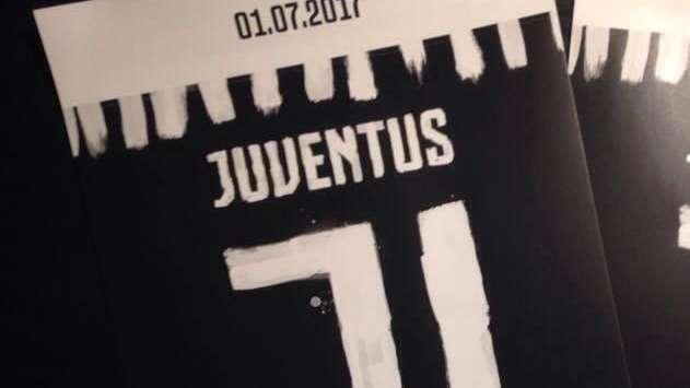 Juventus, brindisi natalizio, tutti sorridenti 