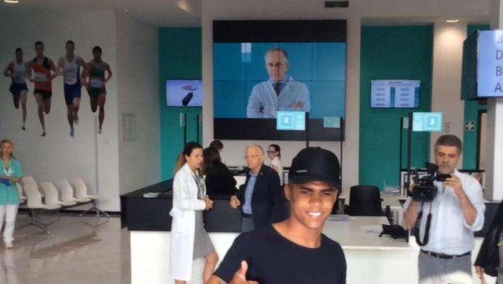 LIVE TJ - DOUGLAS COSTA è un giocatore della Juve. Stamani ha sostenuto le visite al JMedical. Il brasiliano travolto dalla passione di un centinaio di tifosi (FOTO-VIDEO)