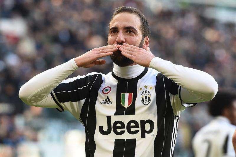 Raisport - Juve, doppio no a Conte: rifiutati 160 milioni per Higuain e Alex Sandro