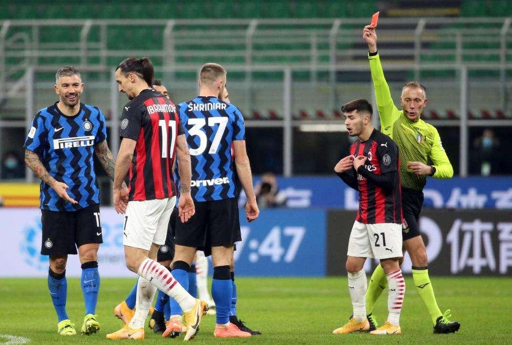 Derby Milano; arbitro si infortuna, sostituito