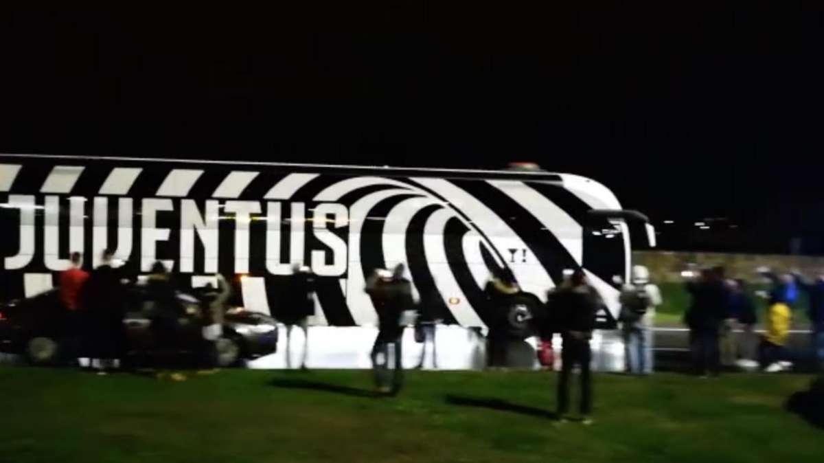 LIVE TJ - L'arrivo della Juventus all'Allianz Stadium tra cori e applausi (VIDEO)