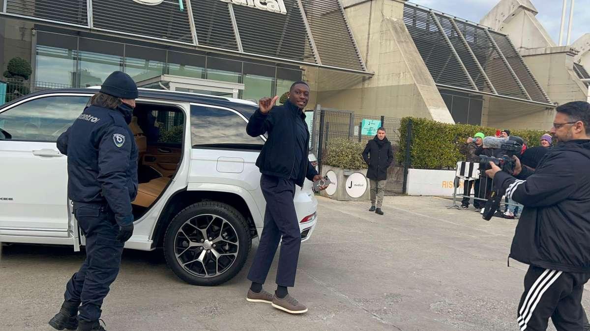 LIVE TJ - KOLO MUANI ha lasciato il JMedical: visite mediche terminate. Il francese svela che numero indosserà alla Juve (FOTO E VIDEO) 