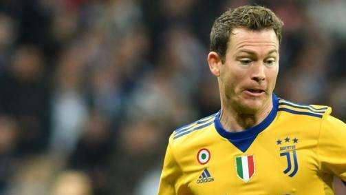 Lichtsteiner si schiera con i compagni: "Provocati dai serbi, Xhaka e Shaqiri hanno fatto bene"