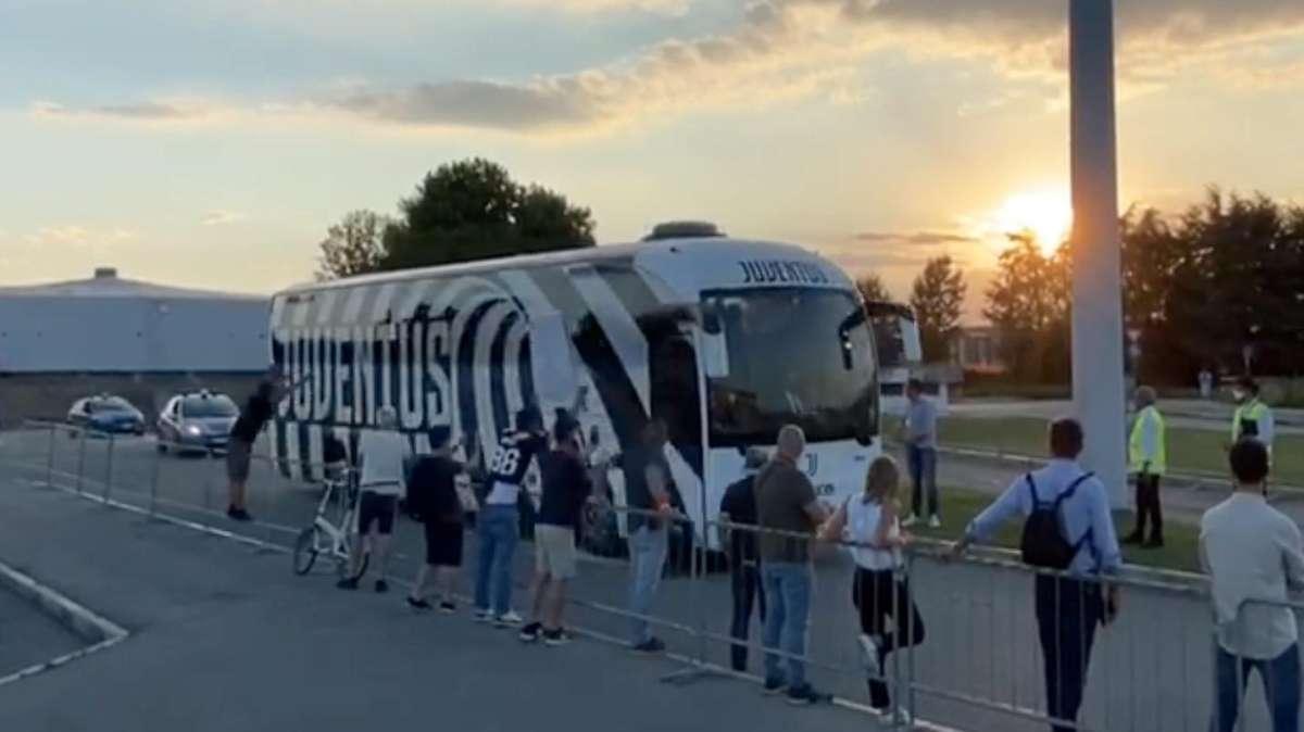 LIVE TJ - Qualche tifoso bianconero incita la Juventus all'esterno dell'Allianz (VIDEO)