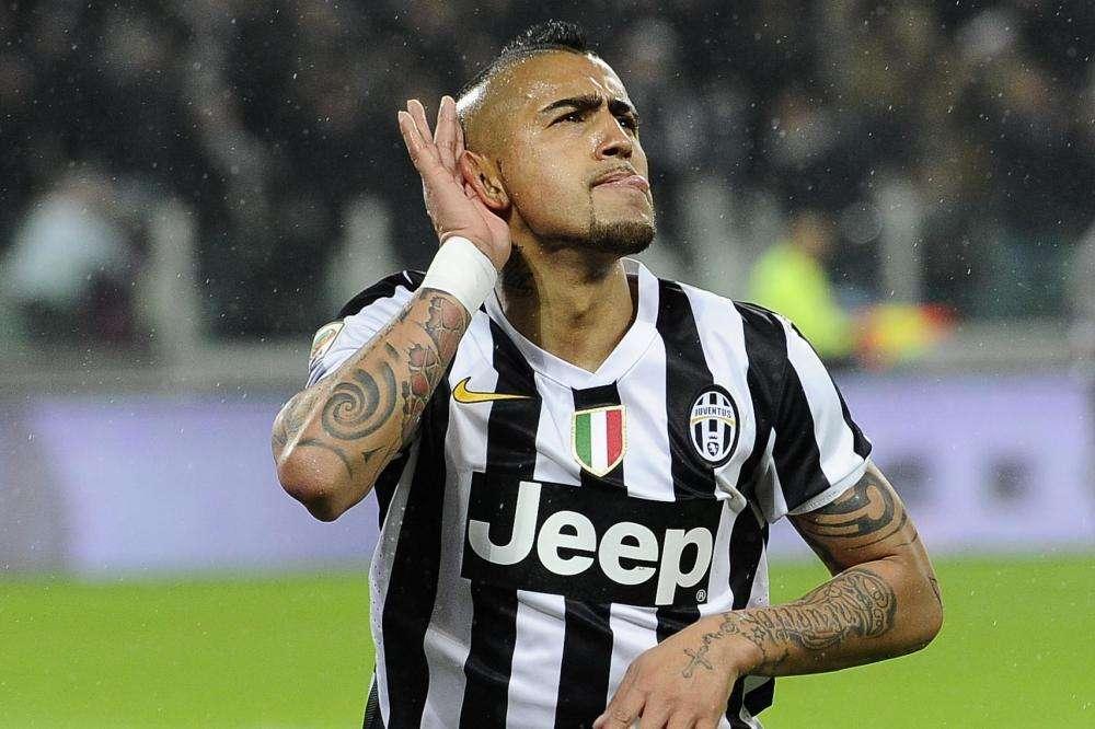 Chiellini nel suo libro: "Vidal beveva più del dovuto. Una volta a Miami lo tirammo giù dal letto con la forza, Conte voleva dargli una punizione esemplare"