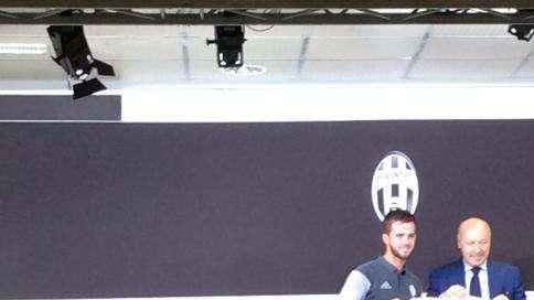 PJANIC: "Molto contento di essere nella squadra Campione d'Italia. Mi aspetto di vincere dei titoli. Proverò a dare una mano ai miei compagni, ma l'importante è la squadra"