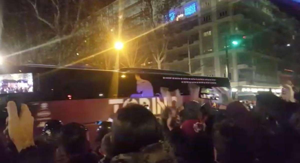 LIVE TJ - Gaffe dei tifosi del Toro: urlano "me..." al pullman granata! (VIDEO)