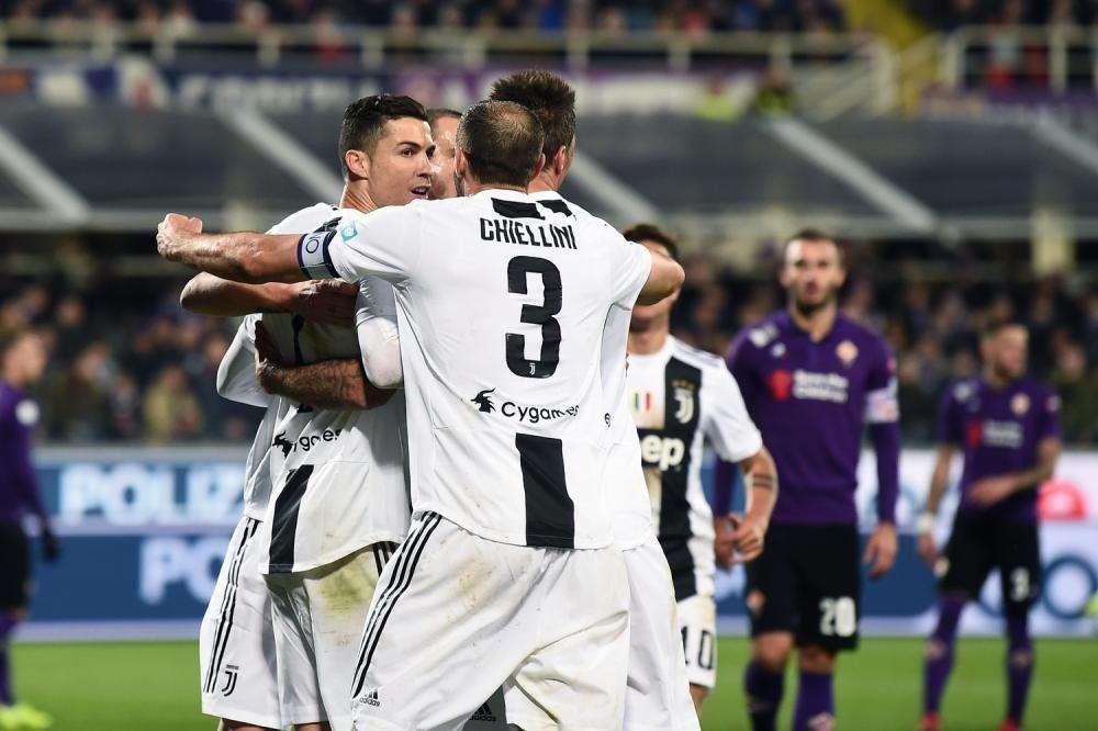 LIVE CONTINASSA - Allenamento con lavoro aerobico, possesso palla e combinazioni con conclusioni in porta. Personalizzato per Alex Sandro, Khedira e Emre Can