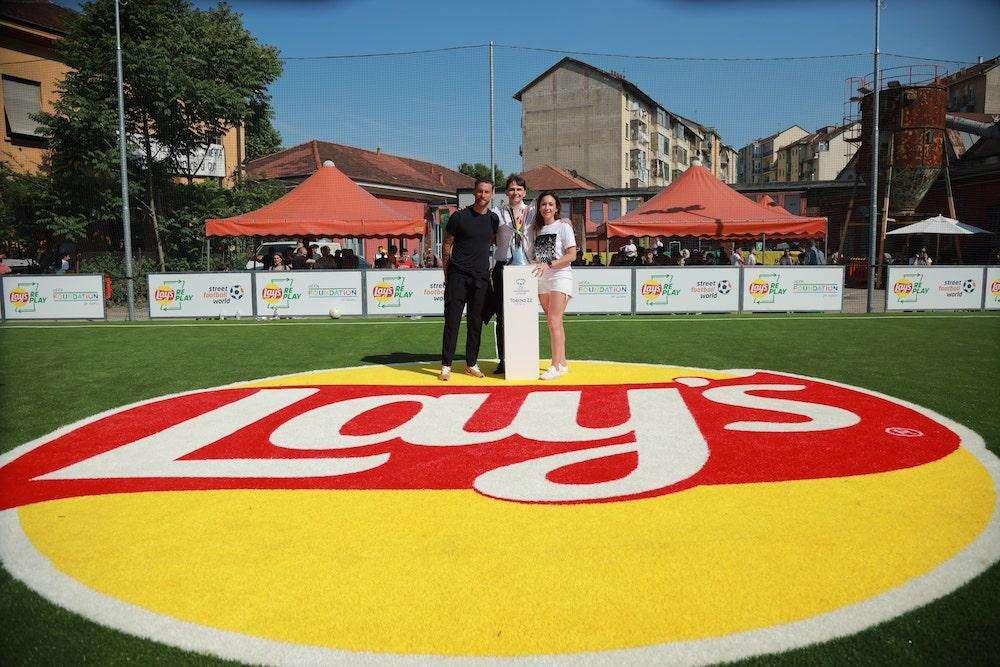 Lay’s RePlay: Marchisio e Nadine Kessler alla Casa del Quartiere Cecchi Point per l'inaugurazione del campo da calcetto che ispira stili di vita sostenibili e inclusivi
