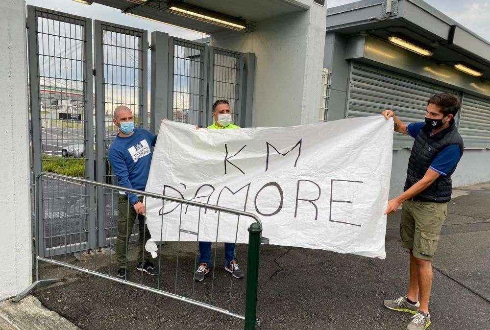 LIVE TJ - Tre tifosi juventini arrivati da Bergamo per stare vicini alla Signora (FOTO) 